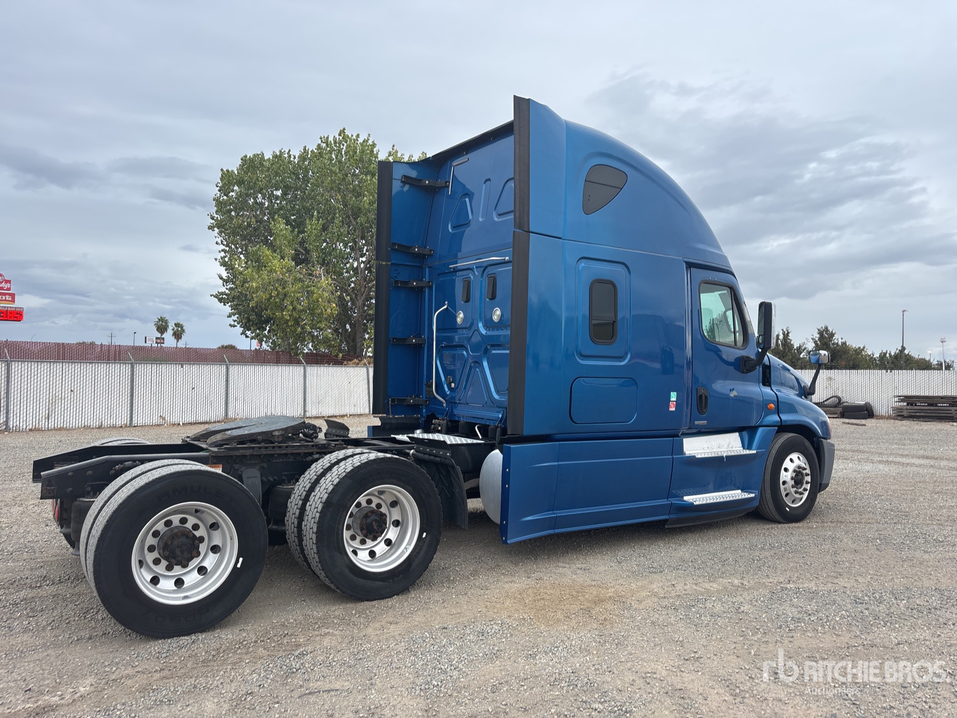 General Appearance with Bild, Ecke hinten rechts