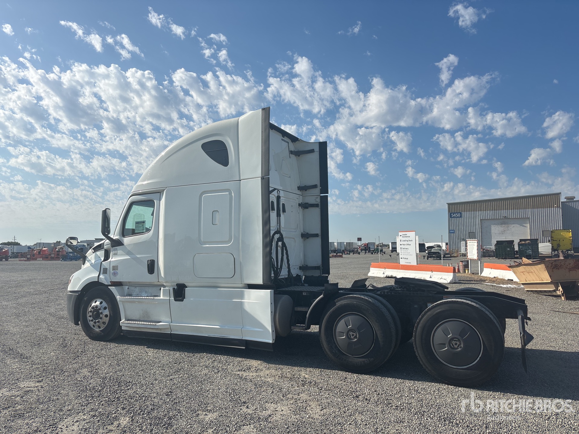 General Appearance with Foto, angolo posteriore sinistro