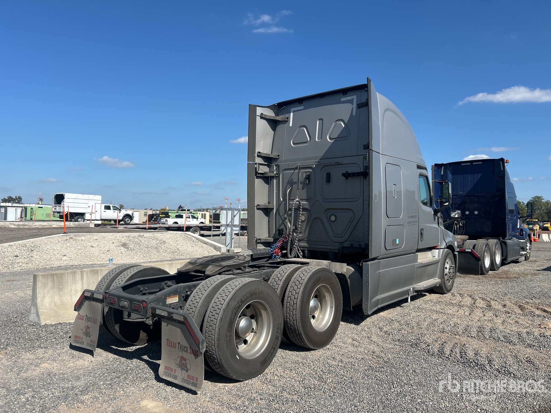 General Appearance with Foto, angolo anteriore sinistro