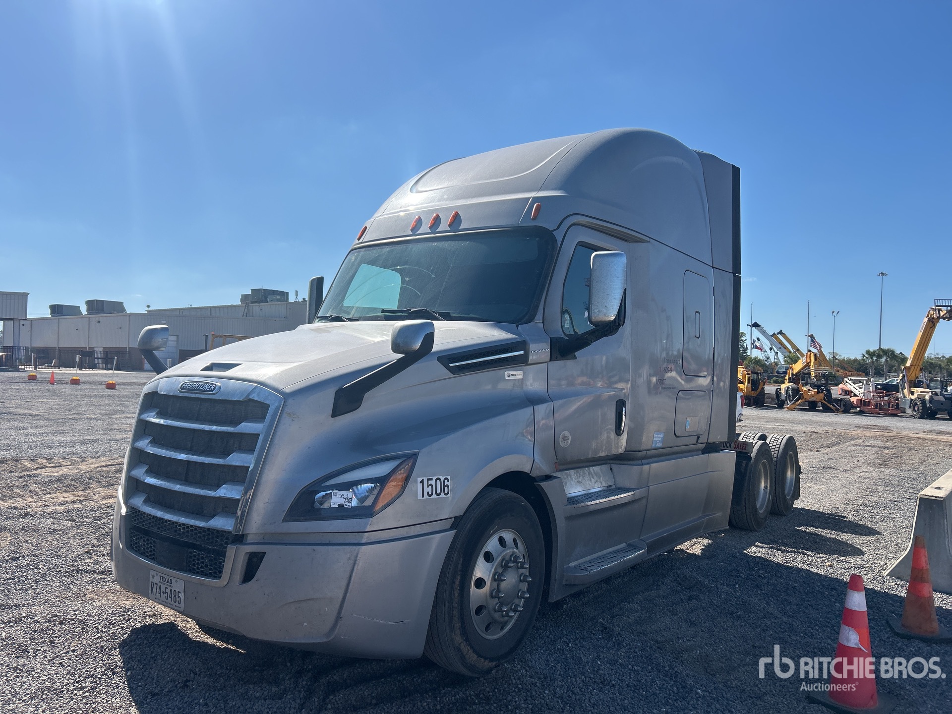 General Appearance with Foto, angolo anteriore sinistro