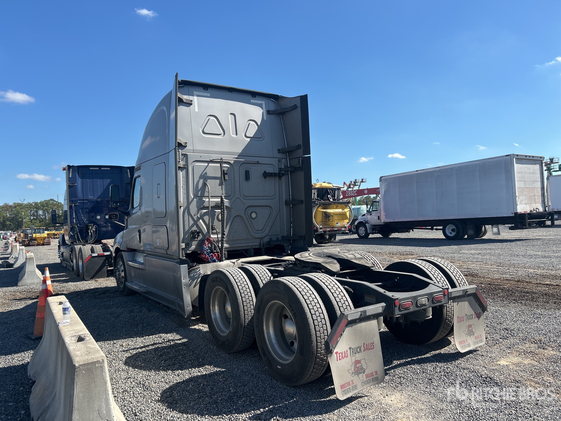 General Appearance with Foto, angolo posteriore sinistro