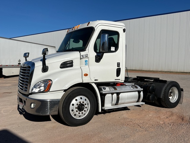 2012 Freightliner CA113DC 4x2 S/A Day Cab Truck Tractor
