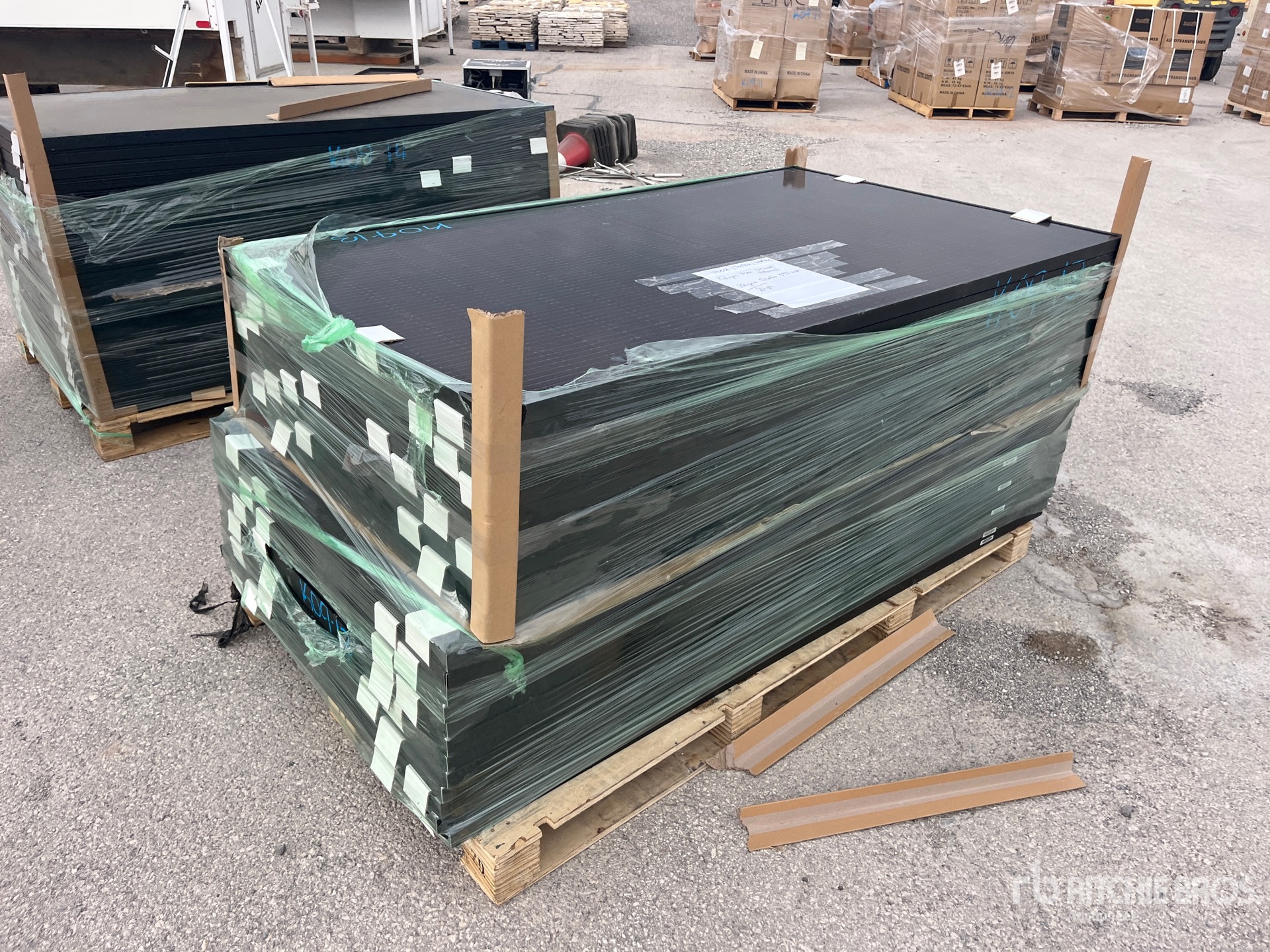 General Appearance with Bild, Ecke vorne rechts