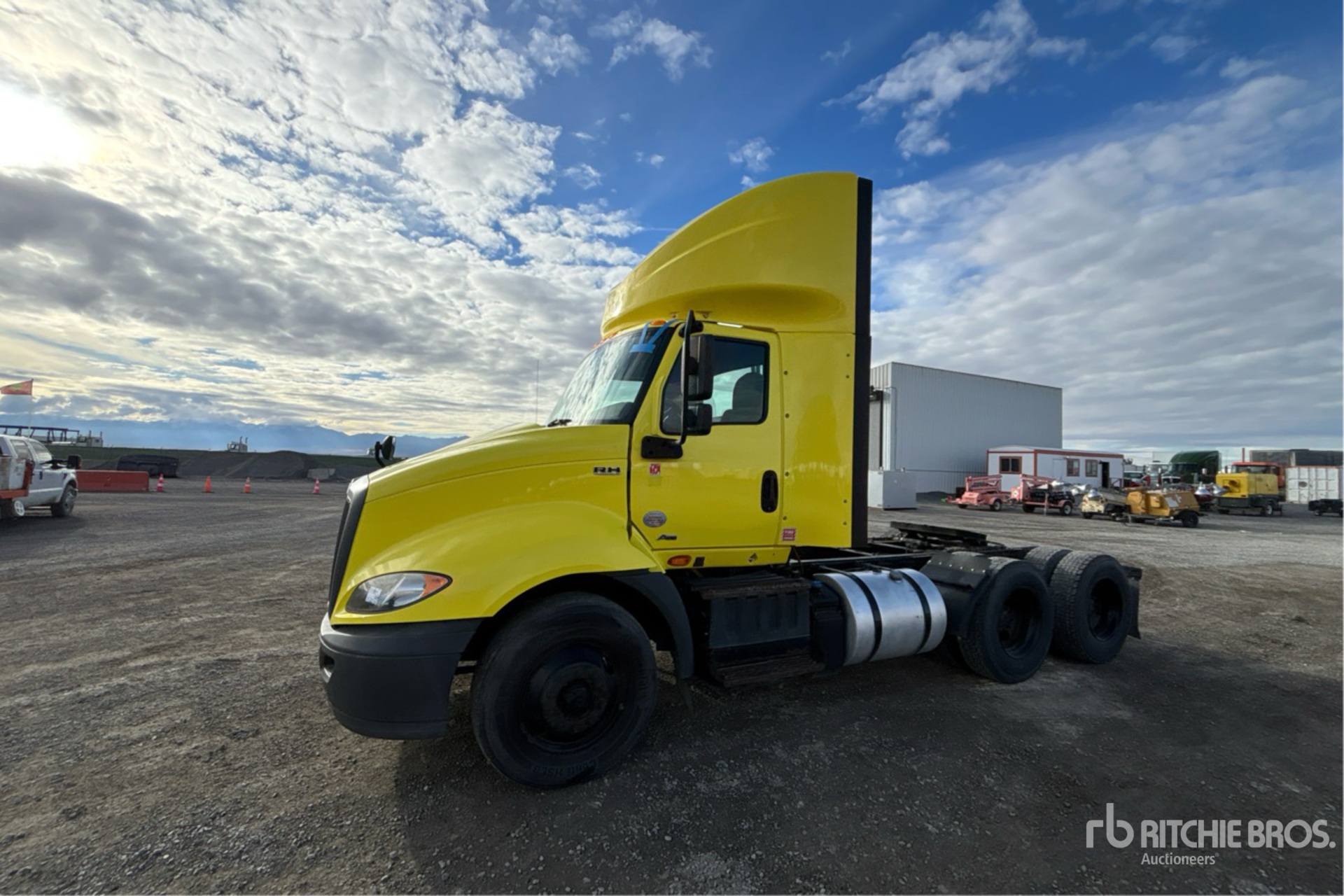 General Appearance with Bild, Ecke vorne links