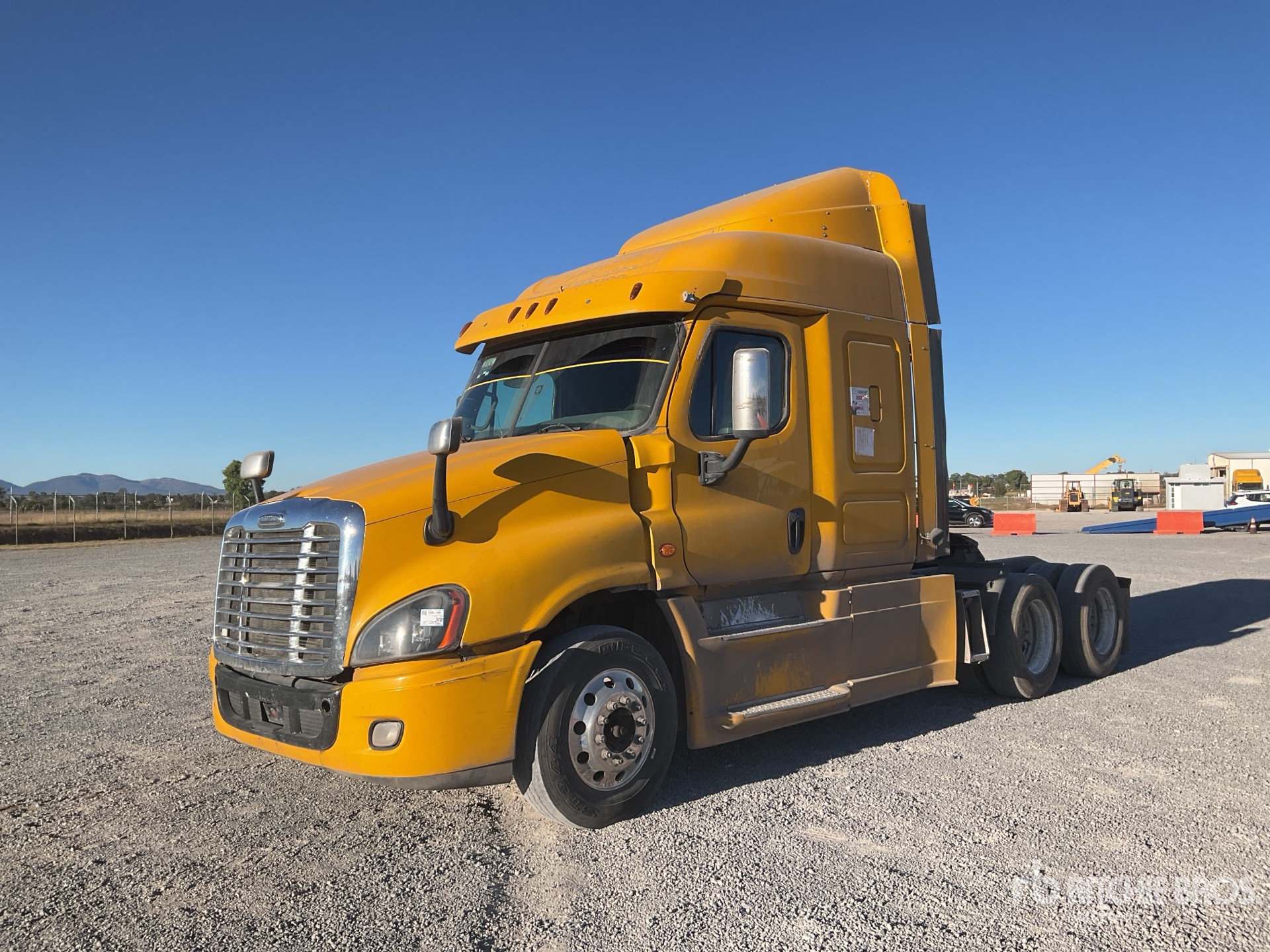 General Appearance with Foto, angolo anteriore sinistro