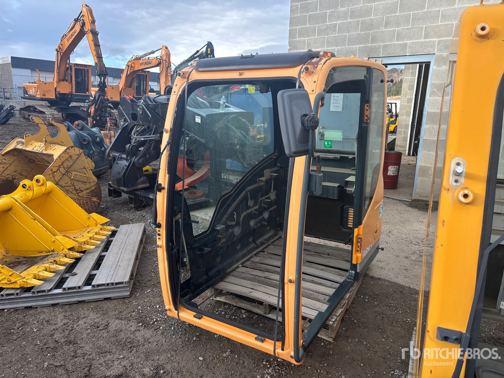 General Appearance with Bild, Ecke vorne links