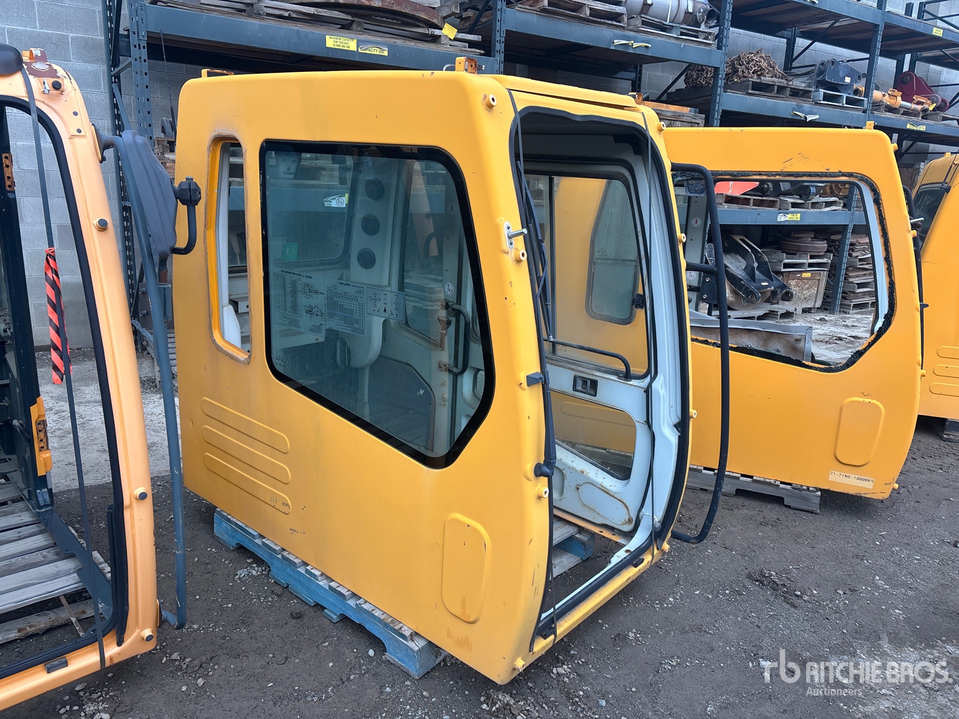 General Appearance with Bild, Ecke vorne rechts