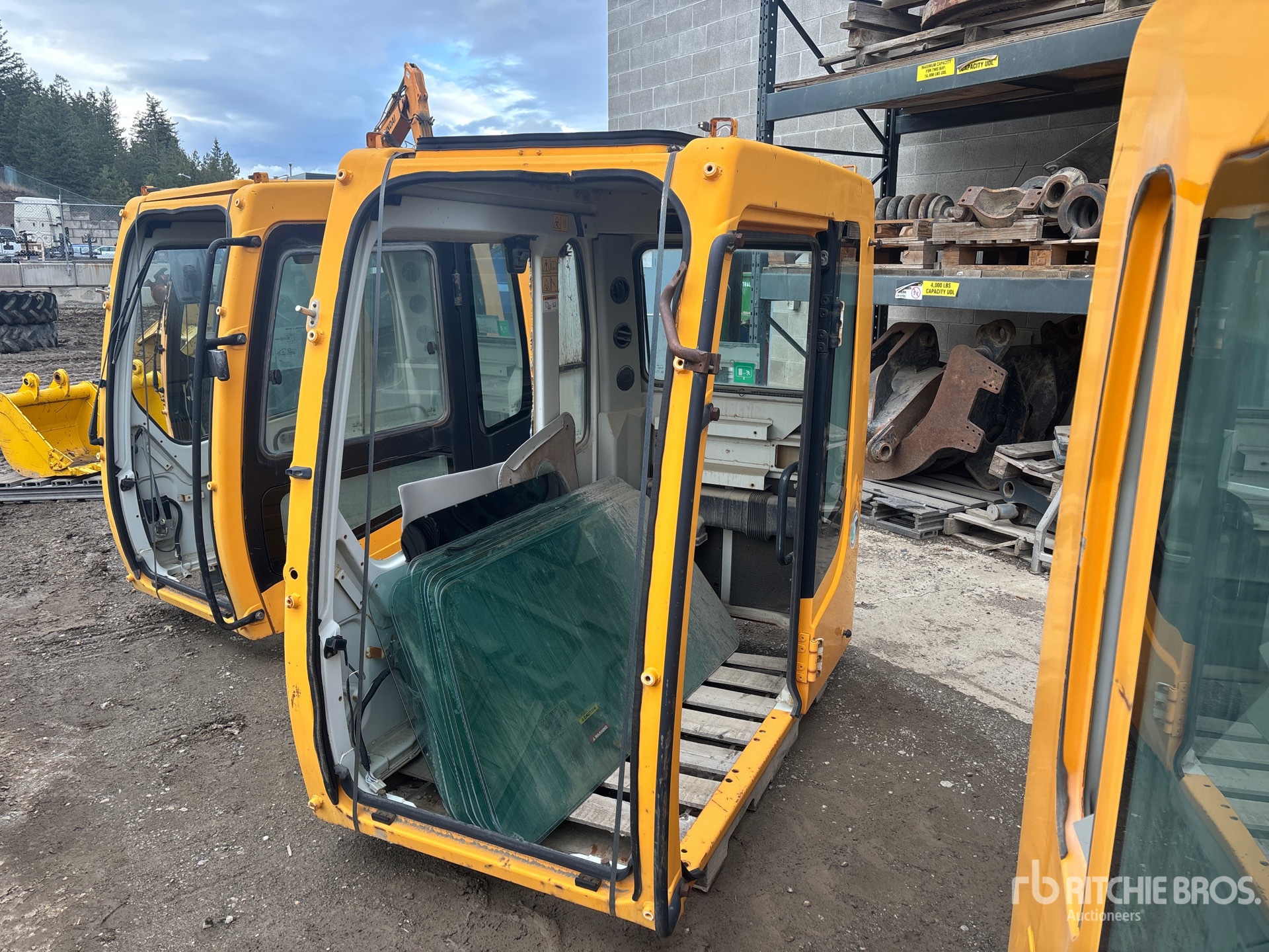 General Appearance with Bild, Ecke vorne links