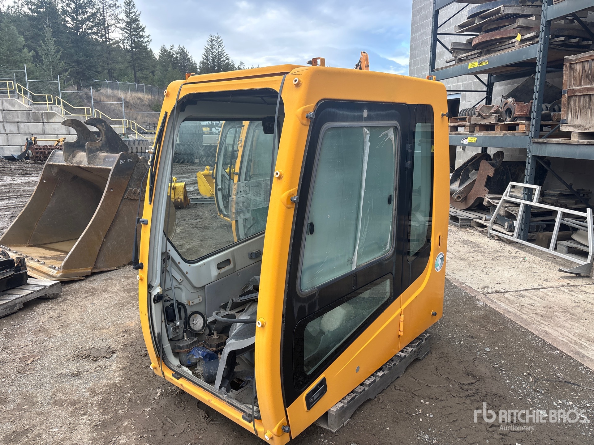 General Appearance with Bild, Ecke vorne links