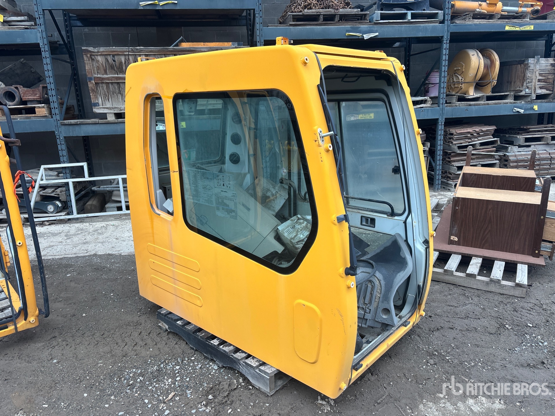 General Appearance with Bild, Ecke vorne rechts