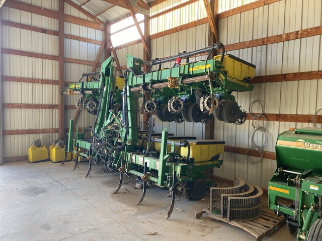 John Deere 1720 Stack-Fold 12 Row Planter