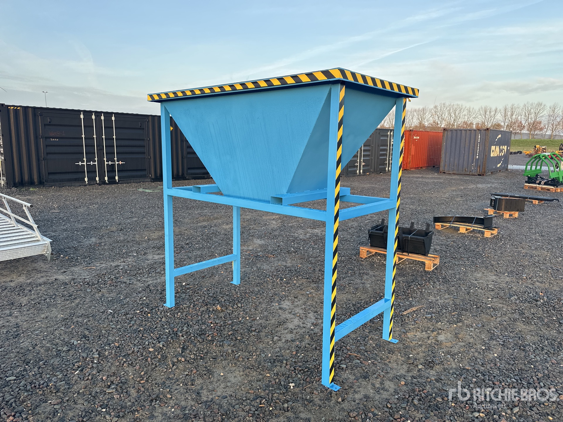 General Appearance with Bild, Ecke vorne rechts