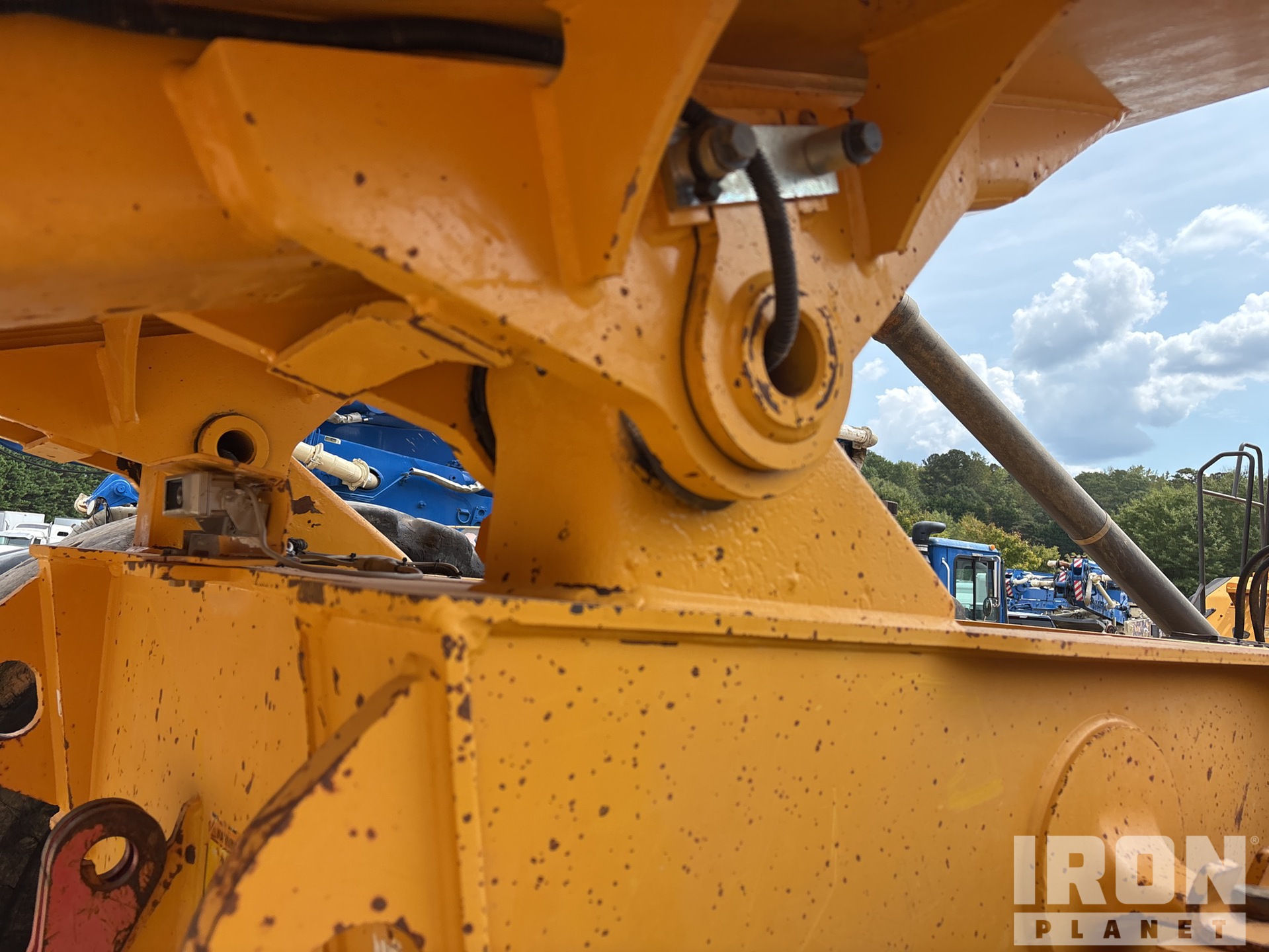 Chassis with Punti di incernieramento