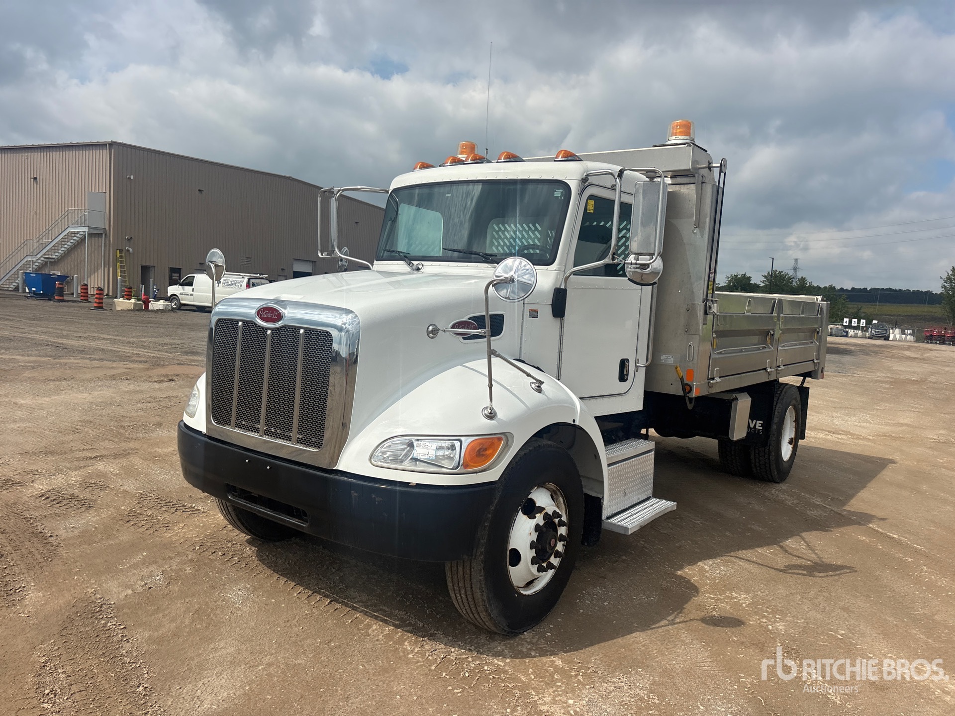 2017 Peterbilt 337