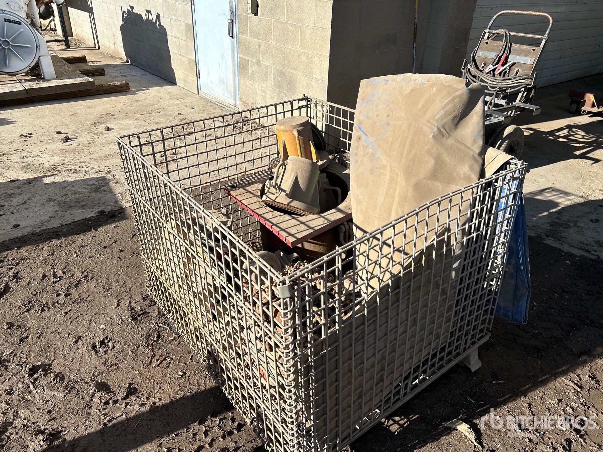 General Appearance with Bild, Ecke hinten links