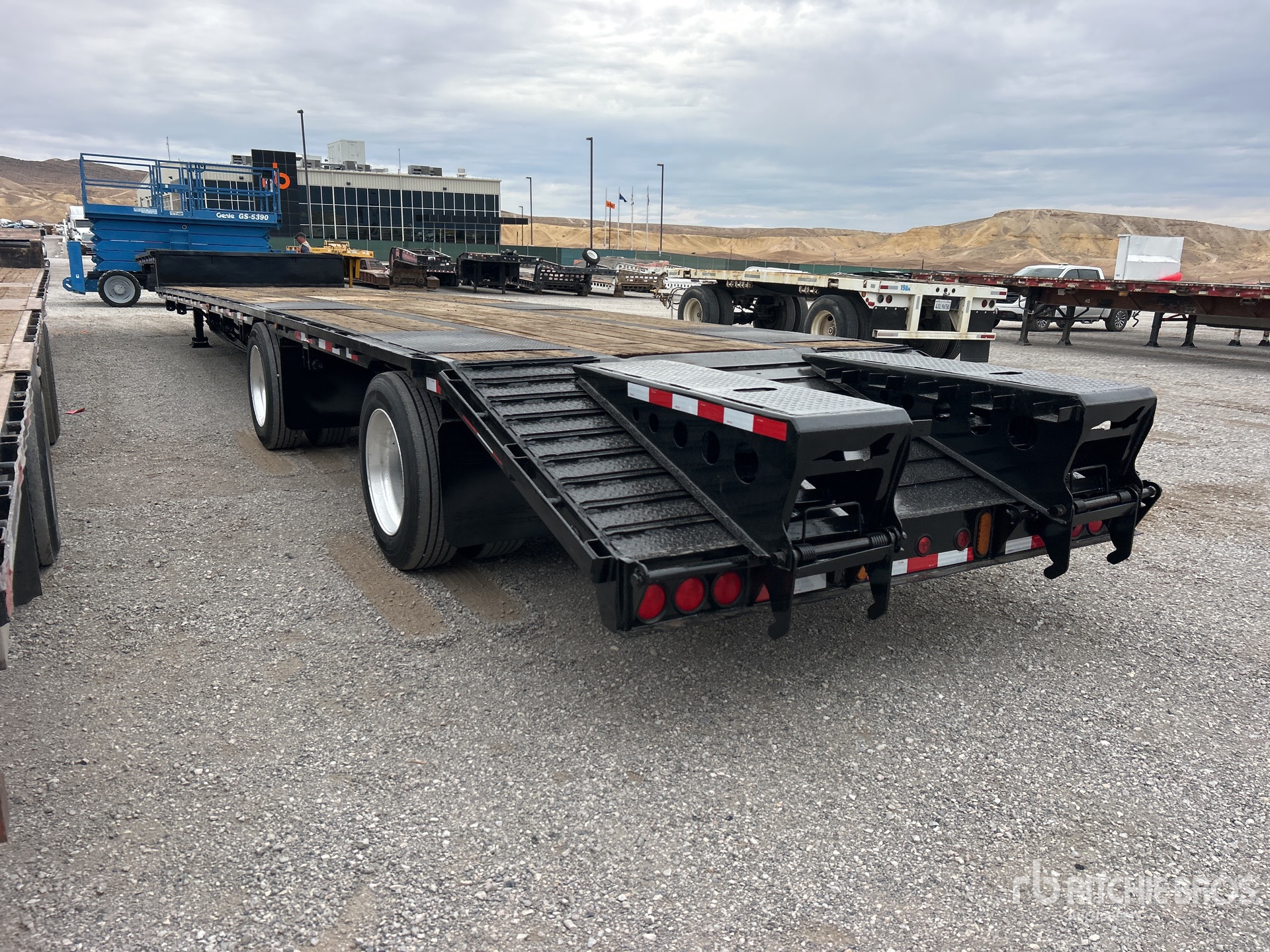 General Appearance with Foto, angolo posteriore sinistro