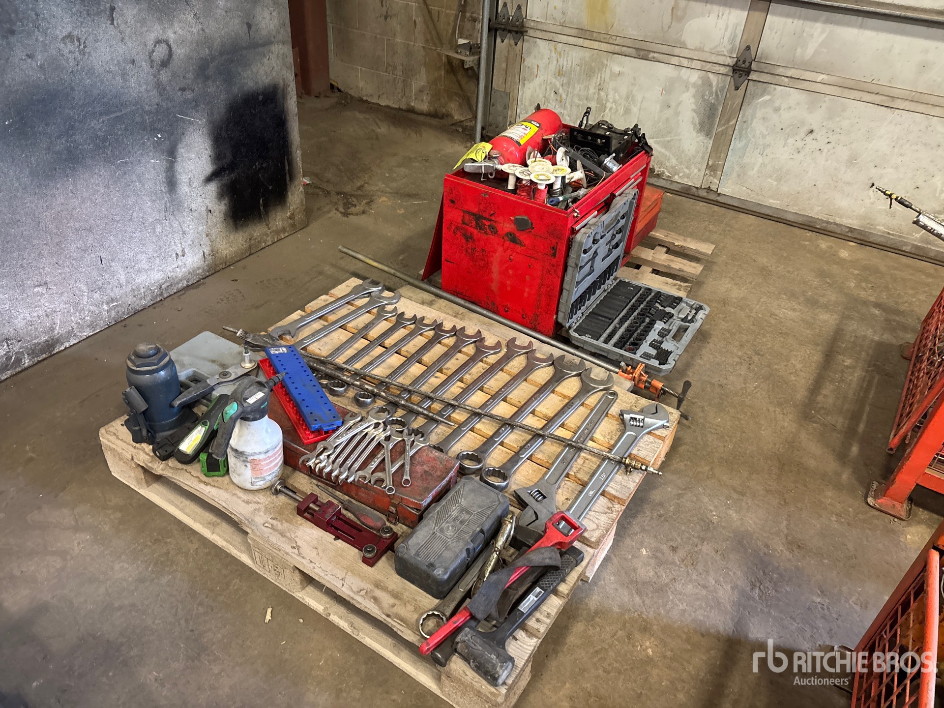 General Appearance with Bild, Ecke vorne links