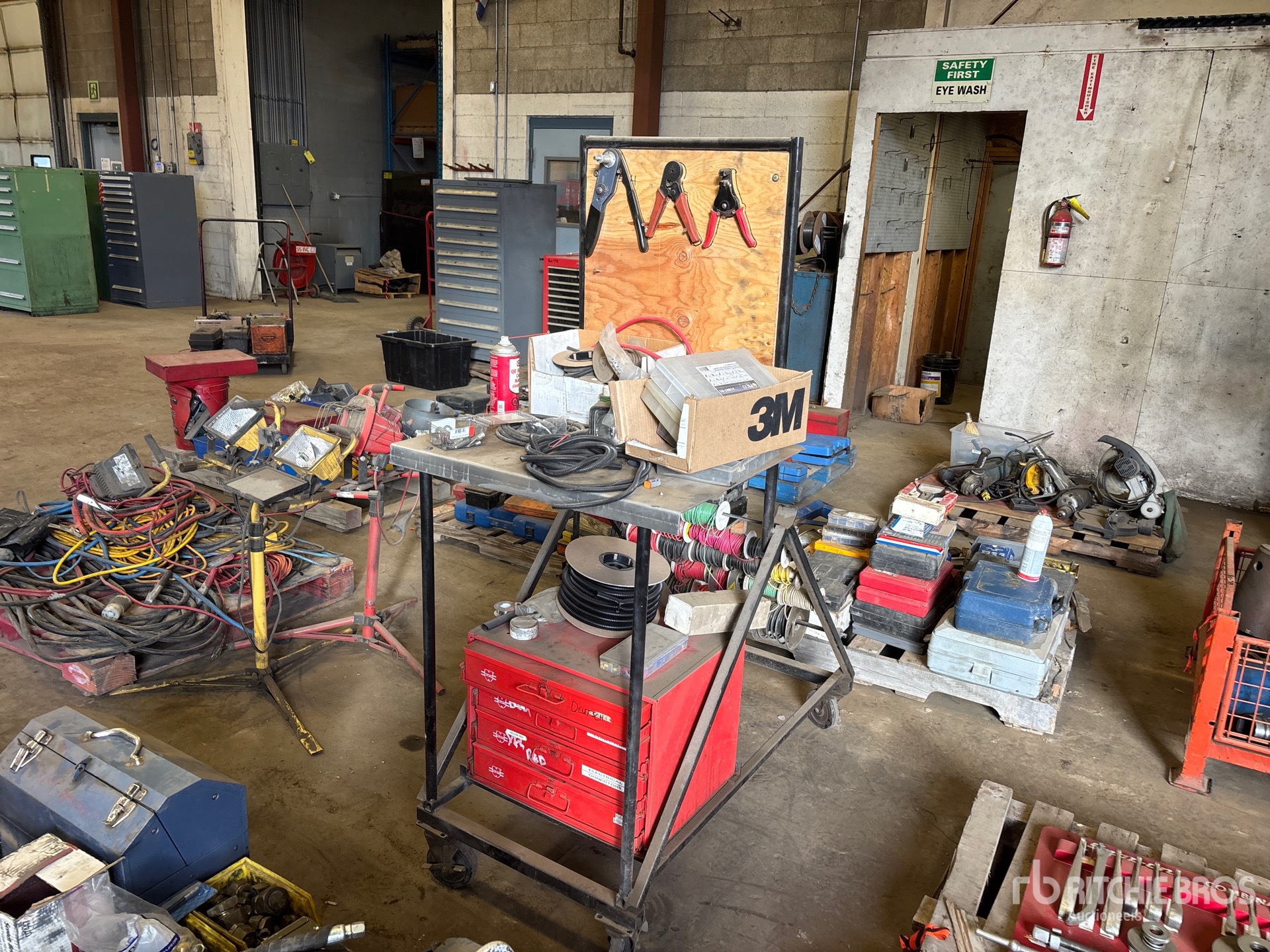 General Appearance with Bild, Ecke vorne links