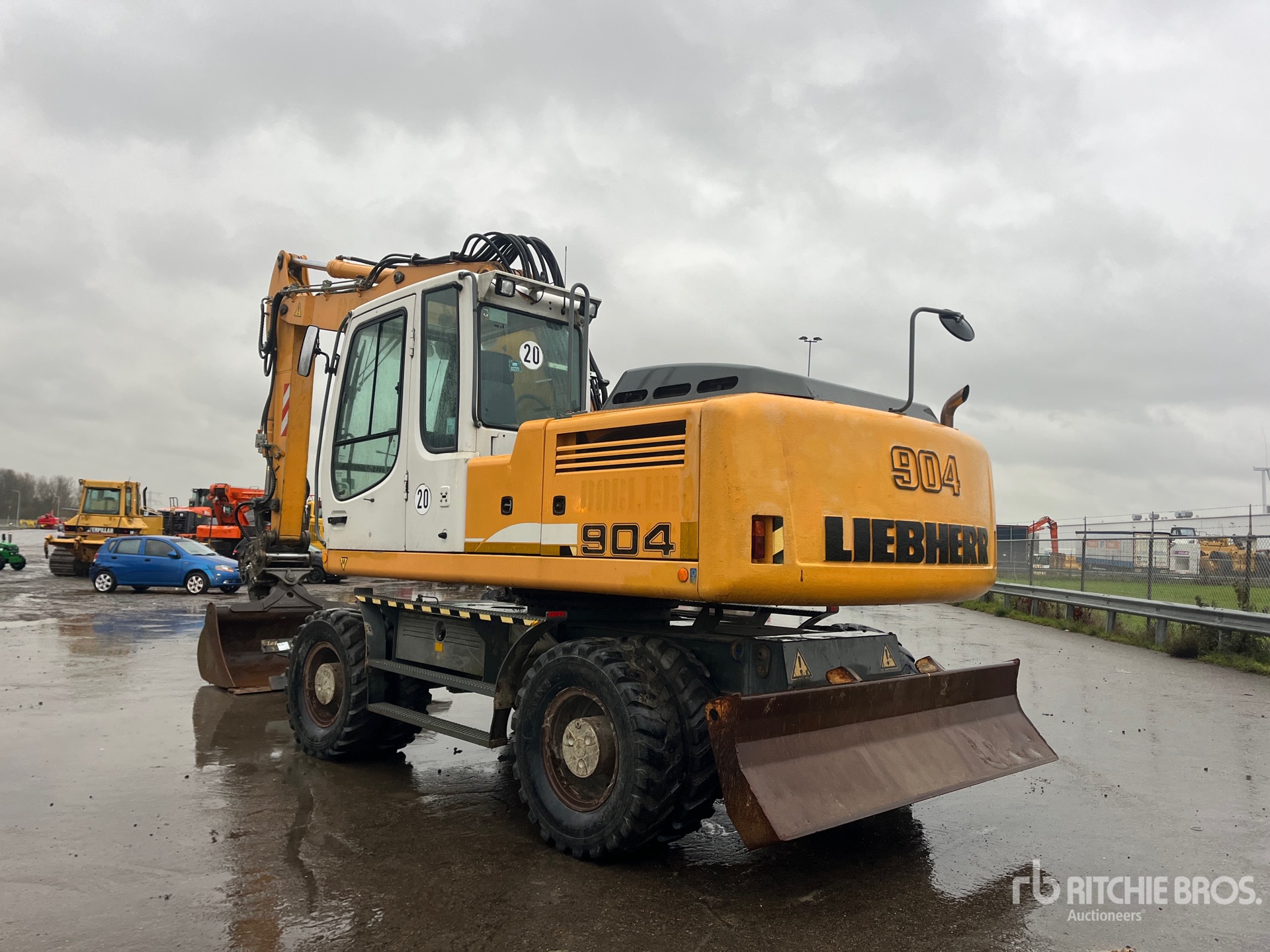 General Appearance with Foto, angolo posteriore sinistro