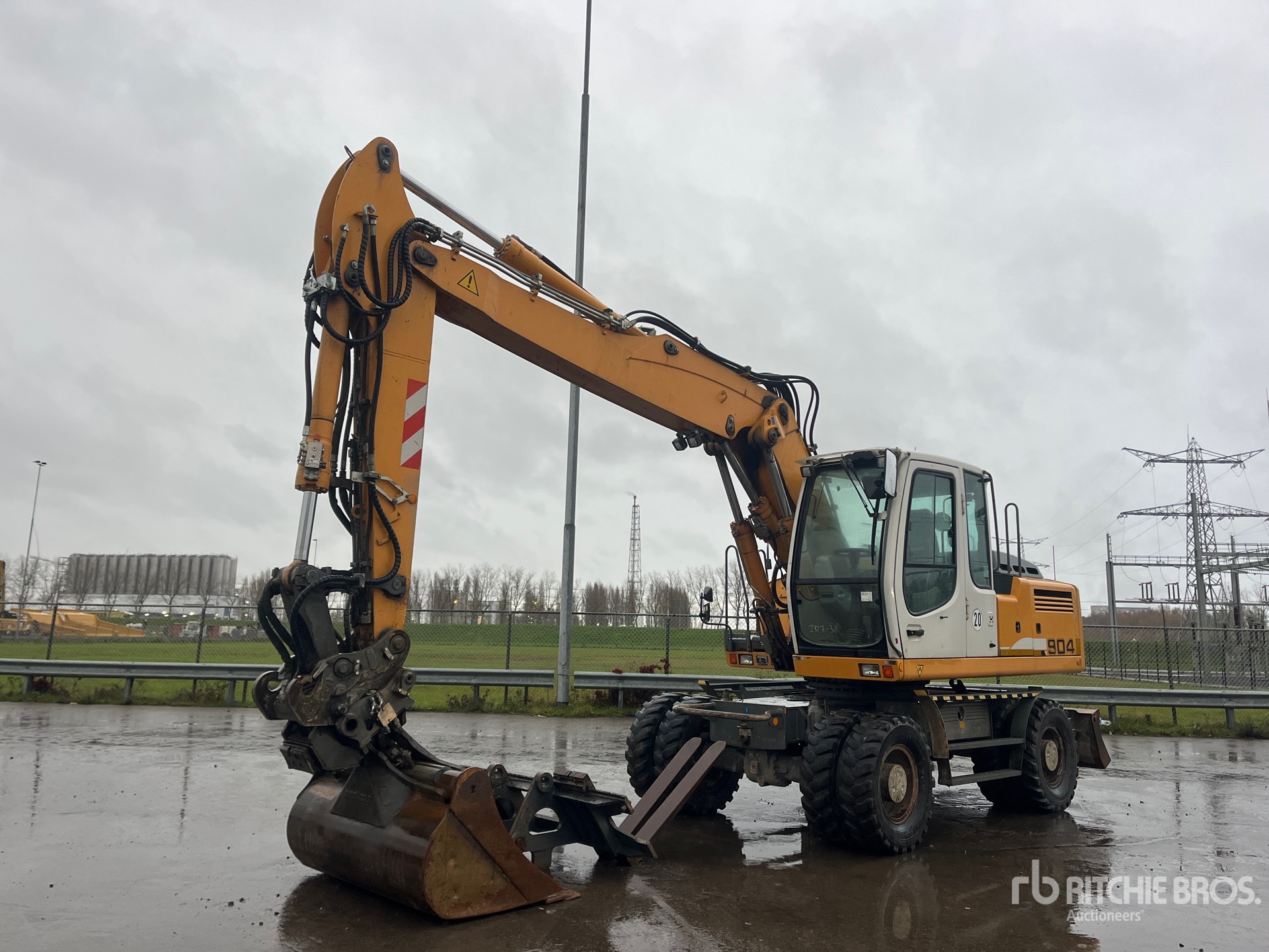 General Appearance with Foto, angolo anteriore sinistro