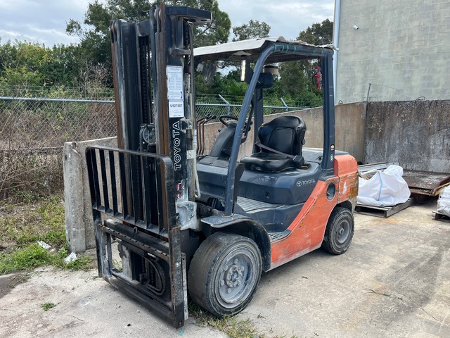 2019 Toyota 8FDU30 5620 lb Pneumatic Tire Forklift