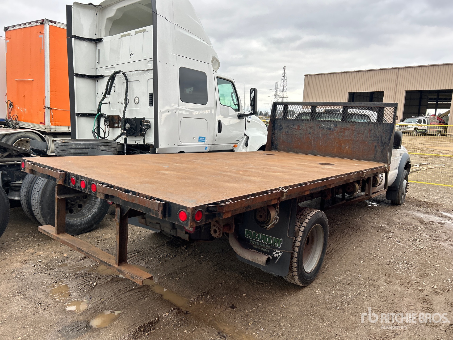 Aspect général with Image, coin arrière droit