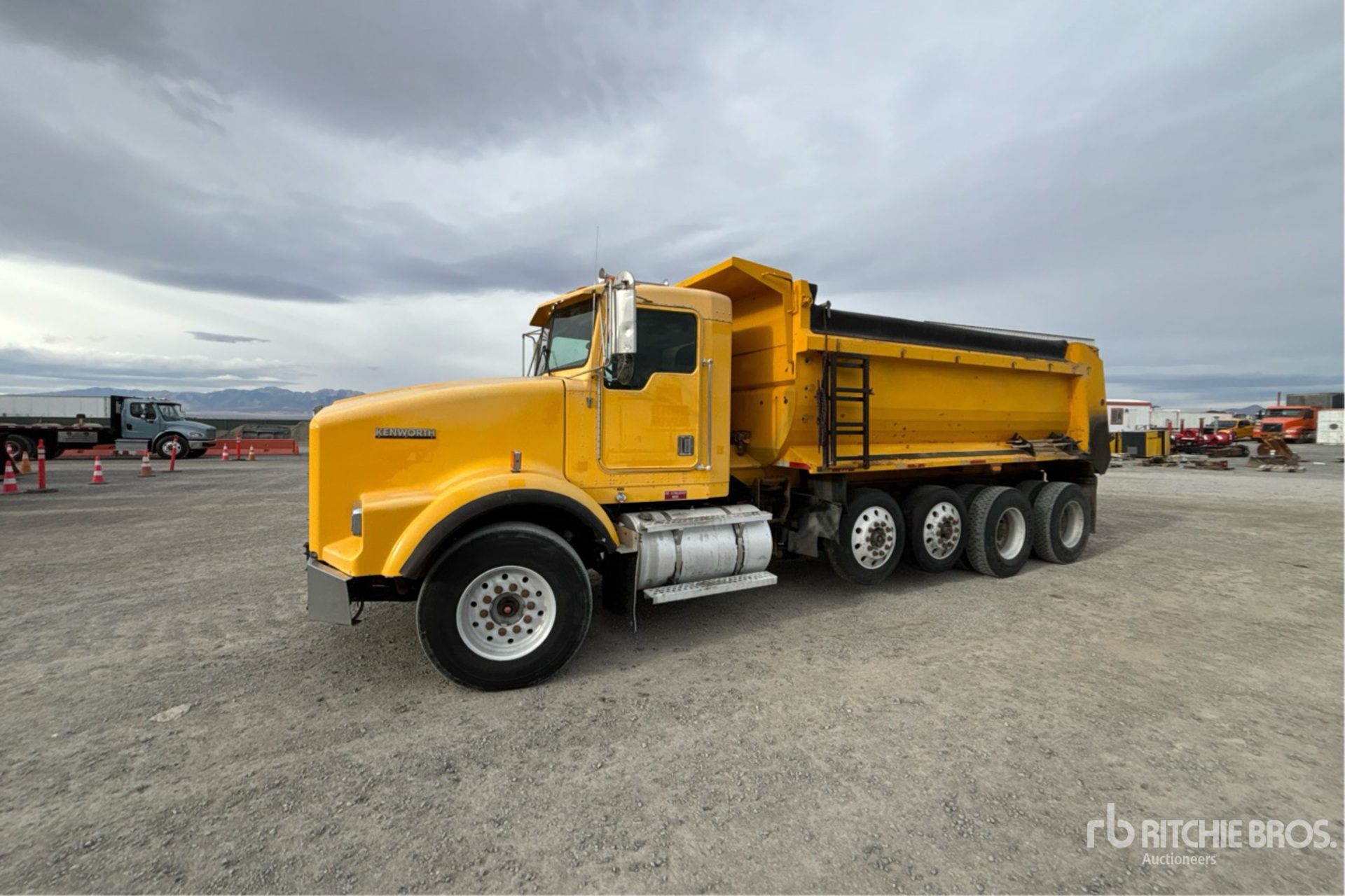 General Appearance with Bild, Ecke vorne links