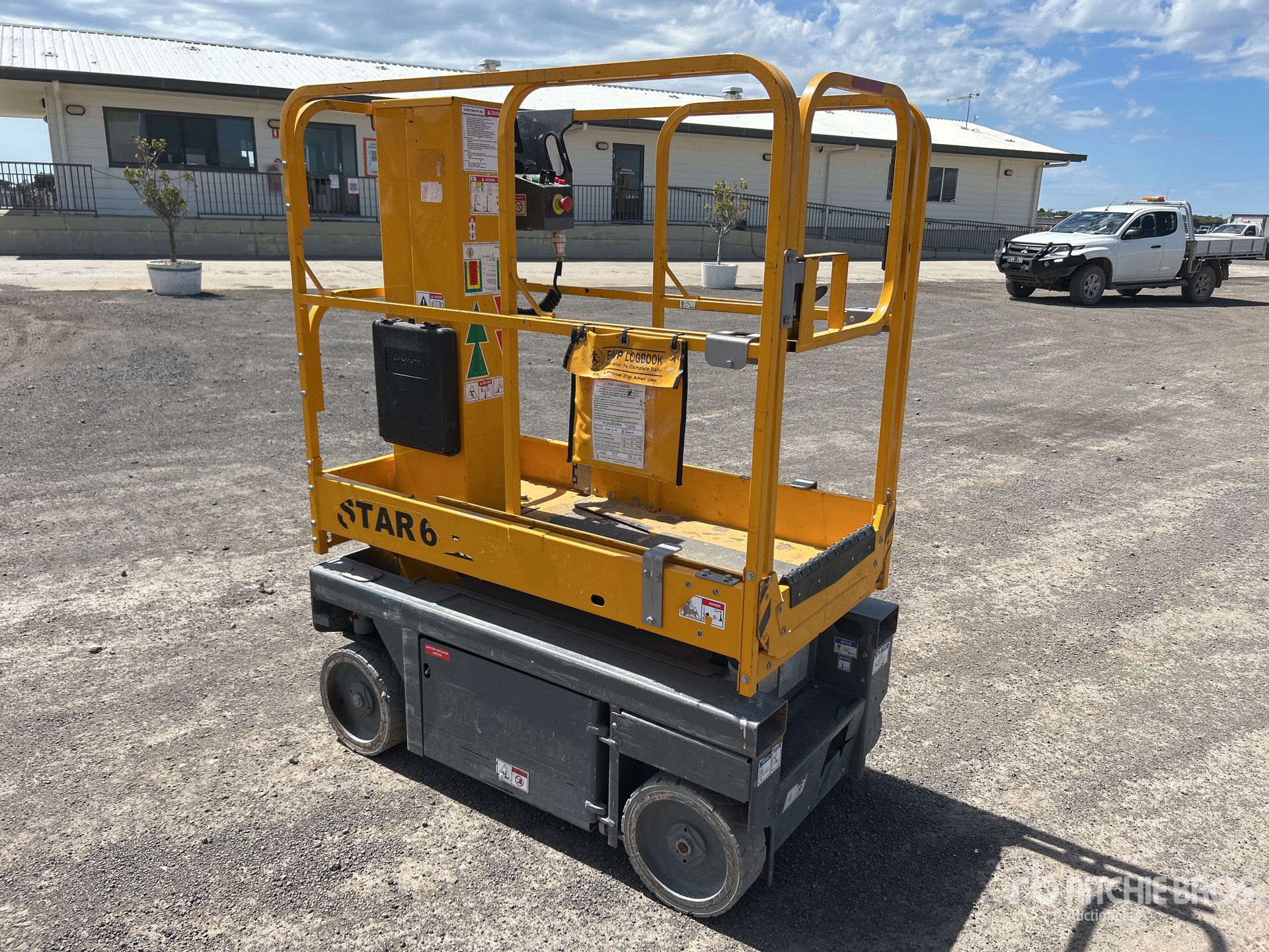 General Appearance with Bild, Ecke hinten links