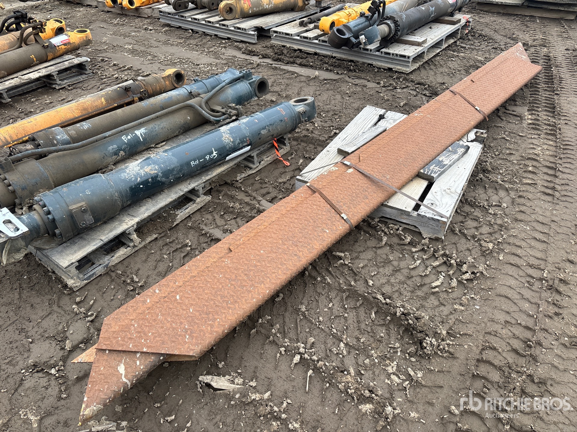 General Appearance with Bild, Ecke vorne rechts