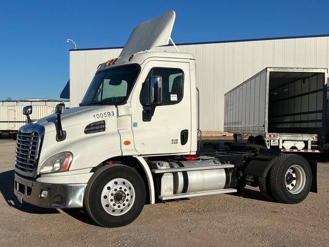 2015 Freightliner CA113 4x2 S/A Day Cab Truck Tractor