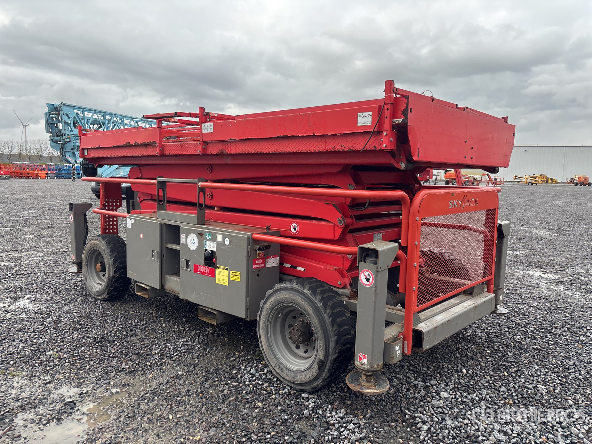 General Appearance with Picture, Left Rear Corner