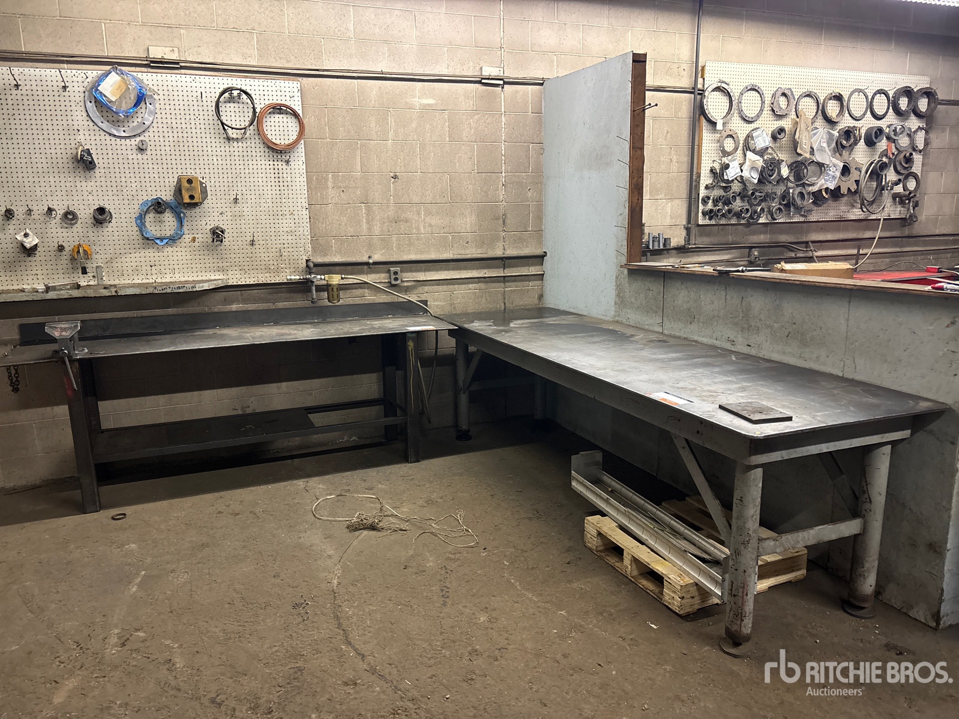 General Appearance with Bild, Ecke vorne links