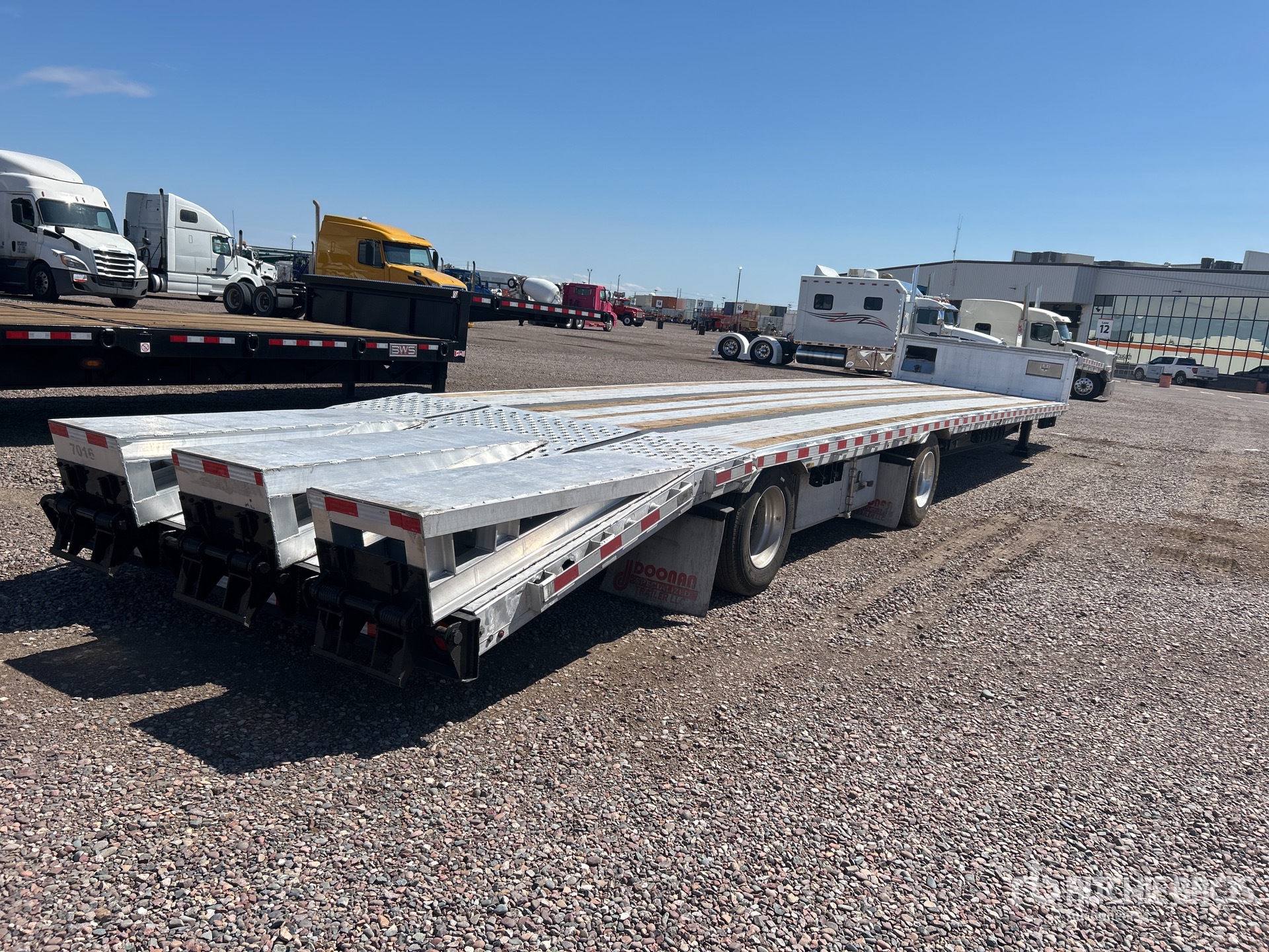 Aspect général with Image, coin arrière droit