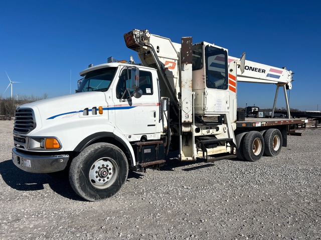 Pioneer X4000-RCC 28 ton Straight Boom on 2000 Sterling LT9500 6x4 Boom Truck