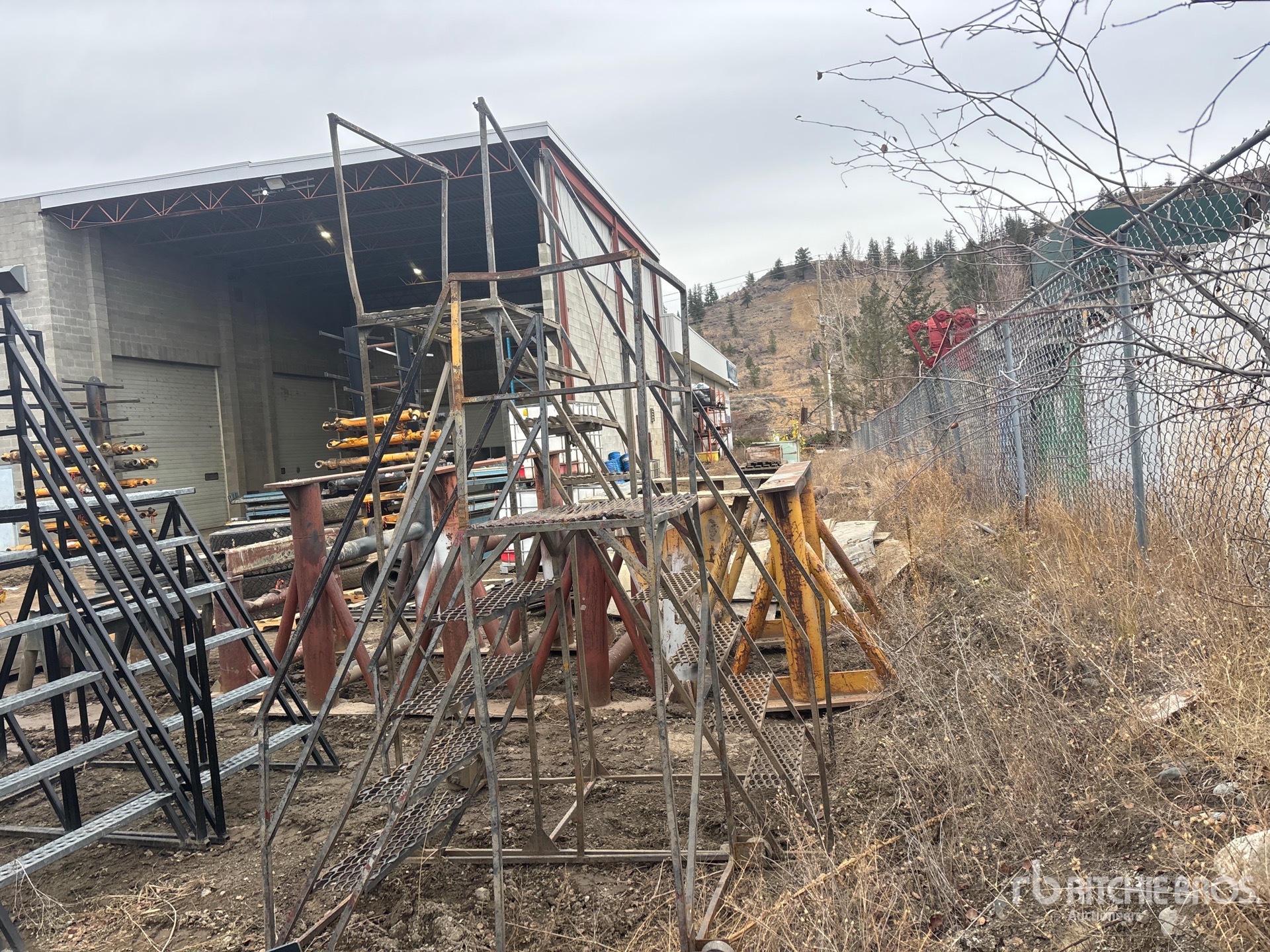 General Appearance with Foto, angolo posteriore sinistro