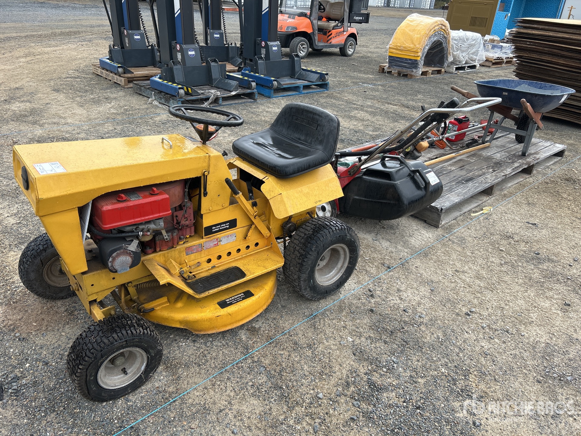 General Appearance with Bild, Ecke vorne rechts