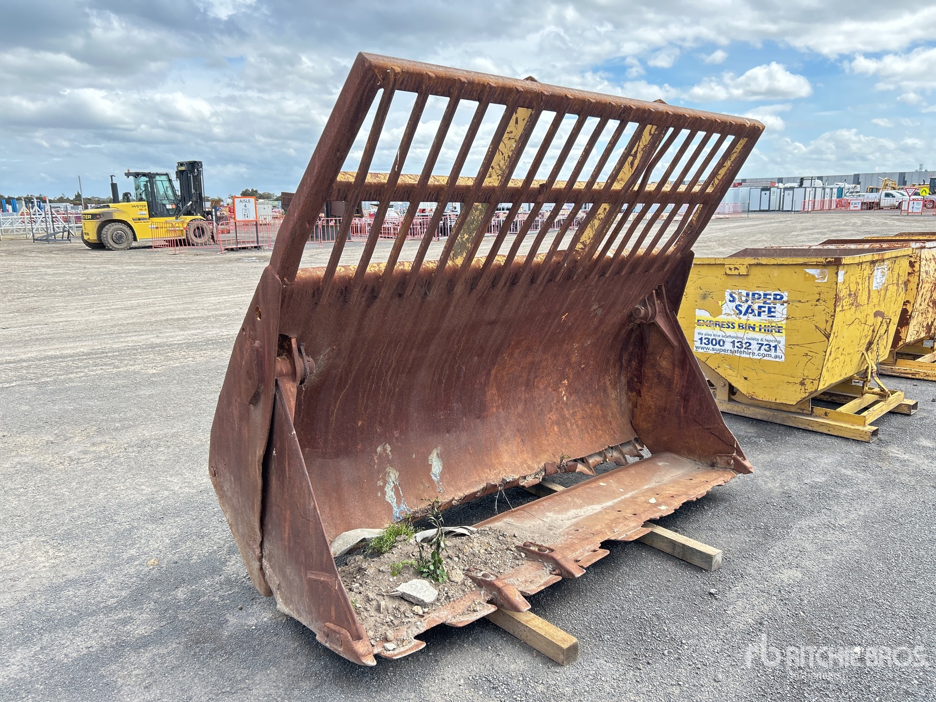 General Appearance with Picture, Right Front Corner