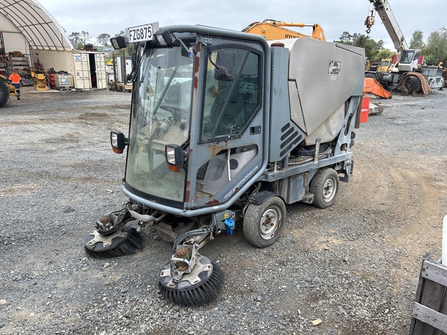 2011 Tennant Green Machine 636 Sweeper Truck 2011 Tennant Green Machine 636 Sweeper Truck