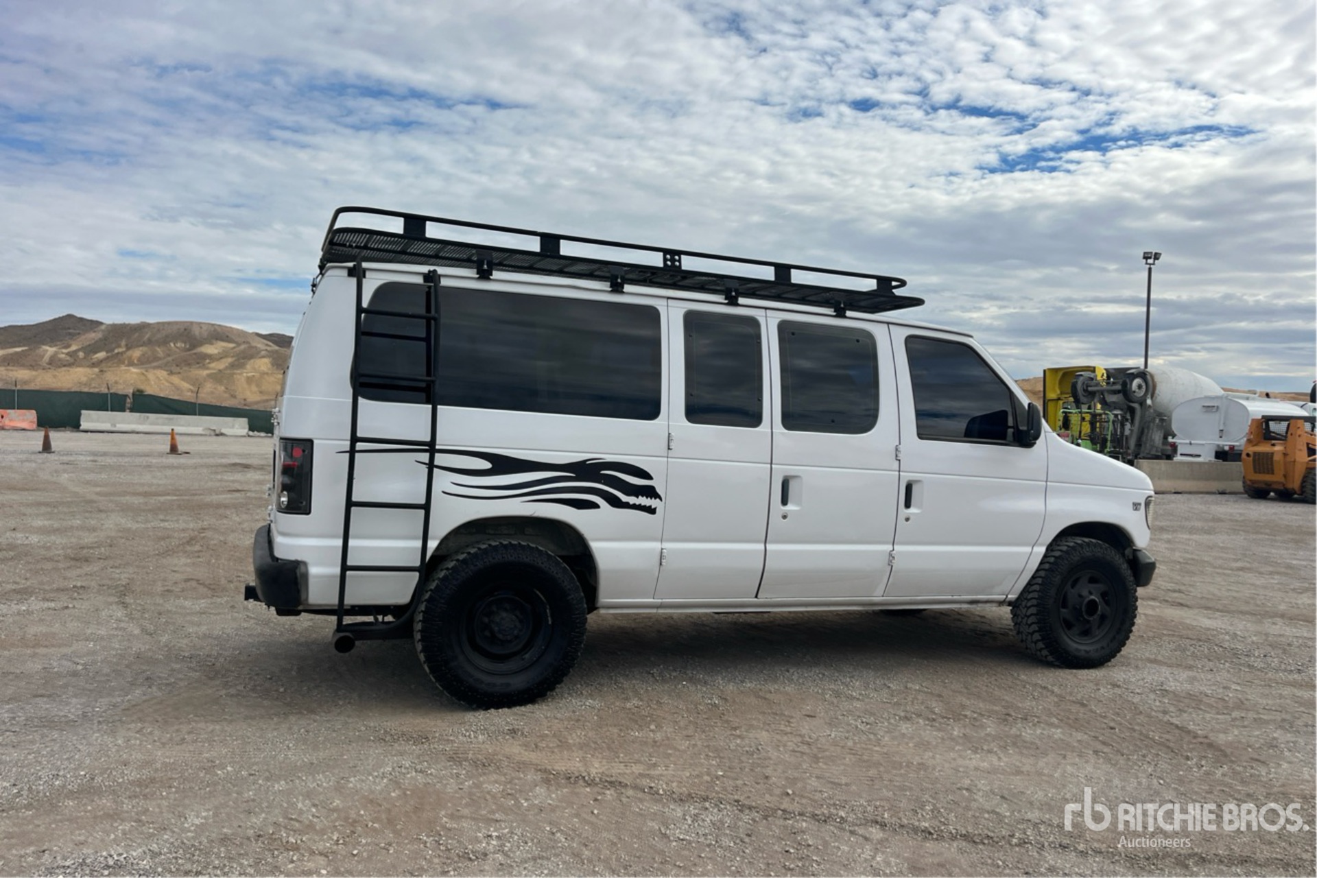 General Appearance with Foto, angolo anteriore sinistro