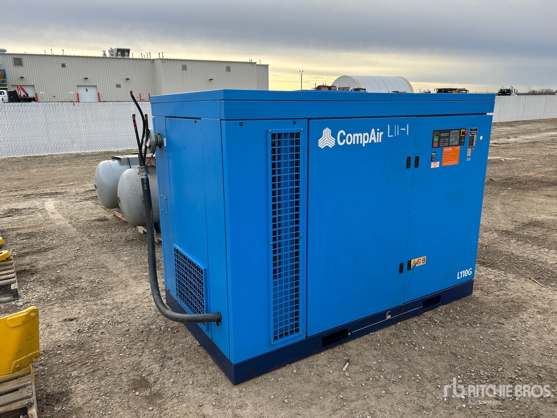 General Appearance with Bild, Ecke vorne rechts