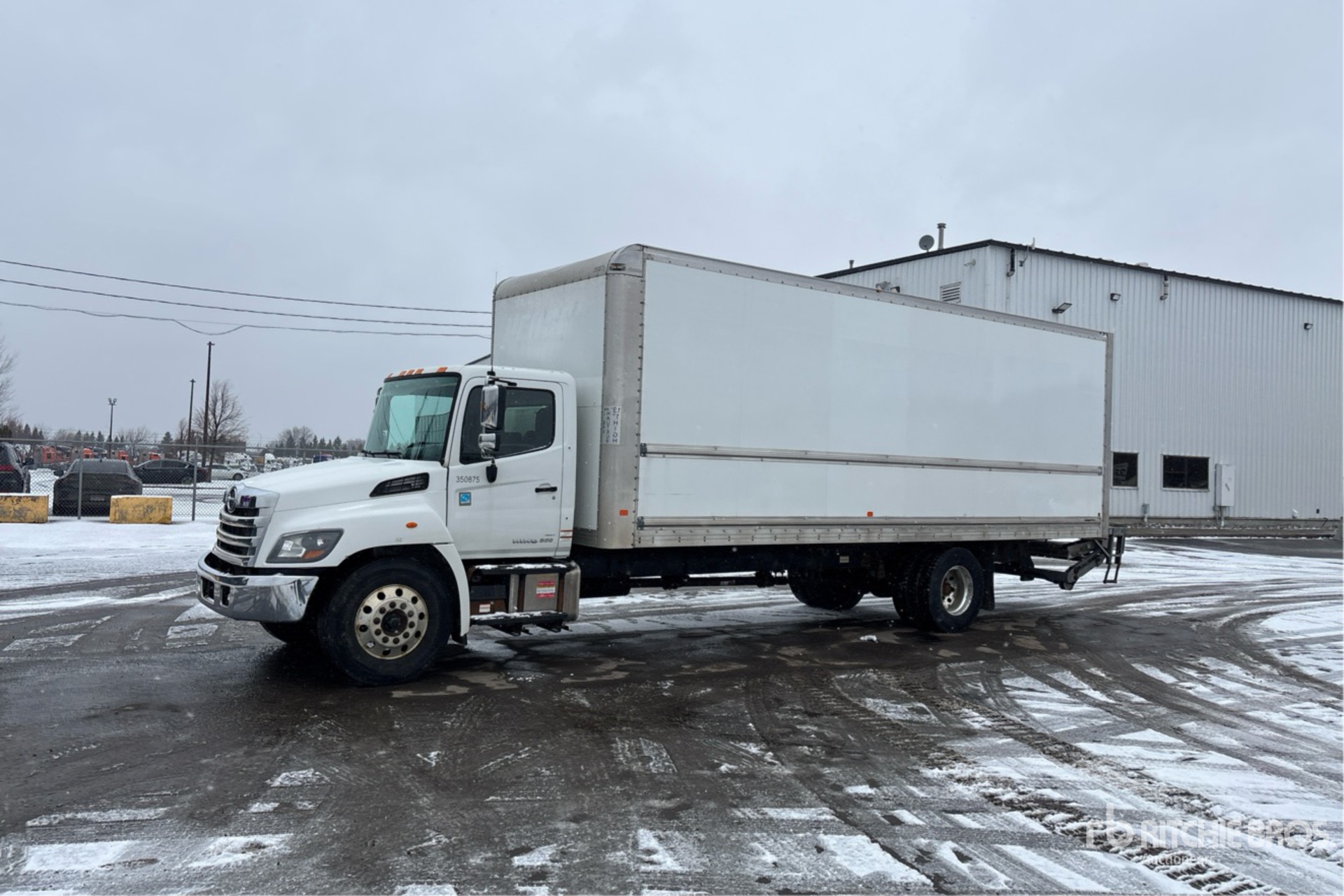 General Appearance with Bild, Ecke vorne links