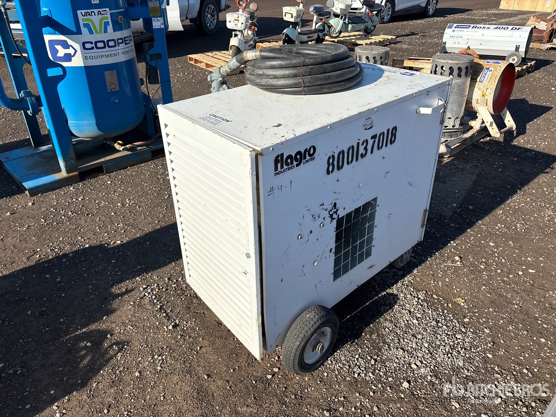 General Appearance with Foto, angolo anteriore sinistro