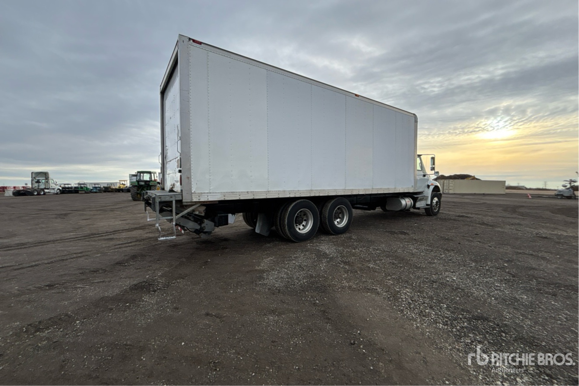 Aspect général with Image, coin arrière droit