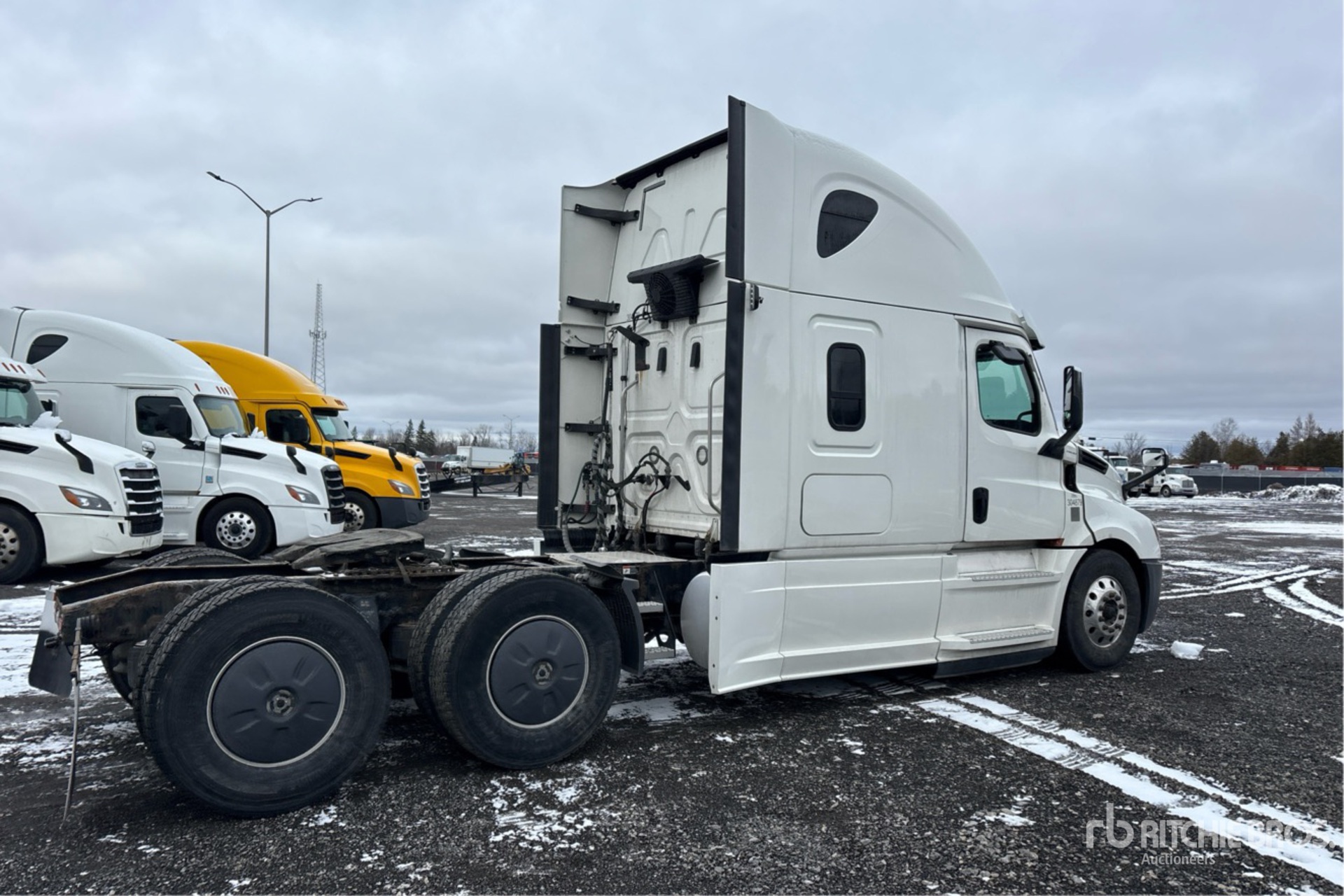 Aspect général with Image, coin arrière droit