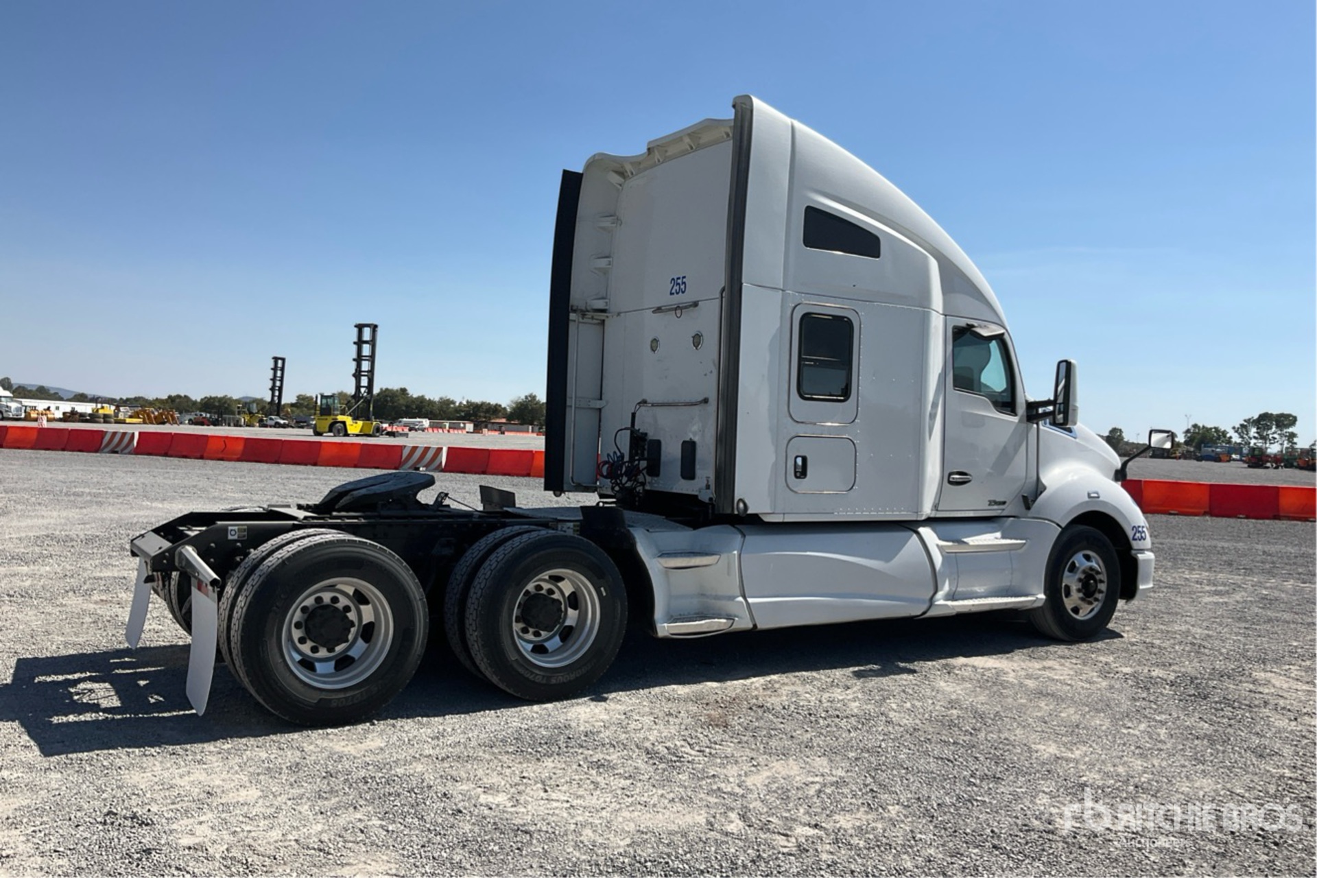 Aspect général with Image, coin arrière droit