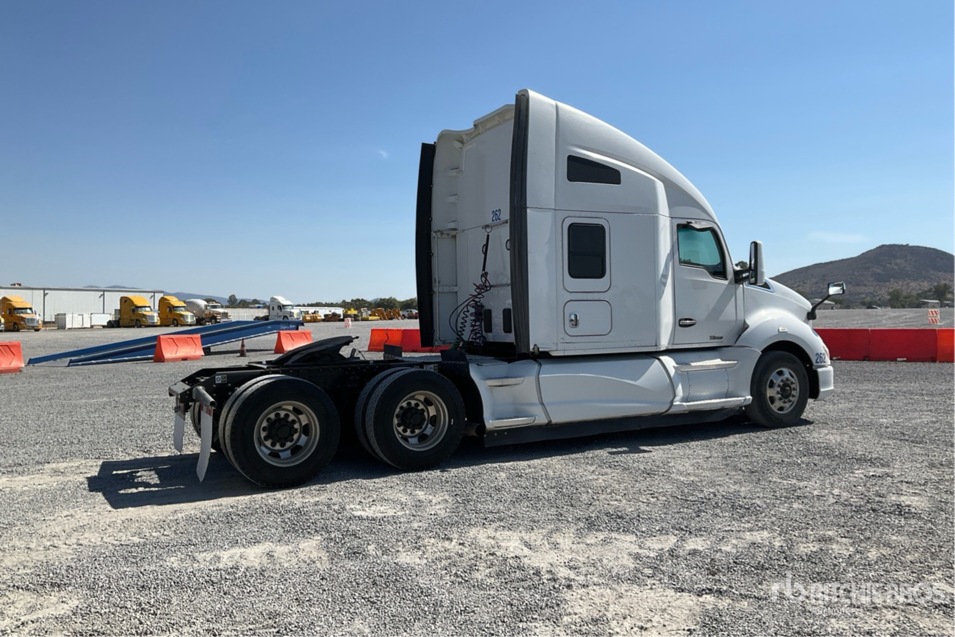 Aspect général with Image, coin arrière droit