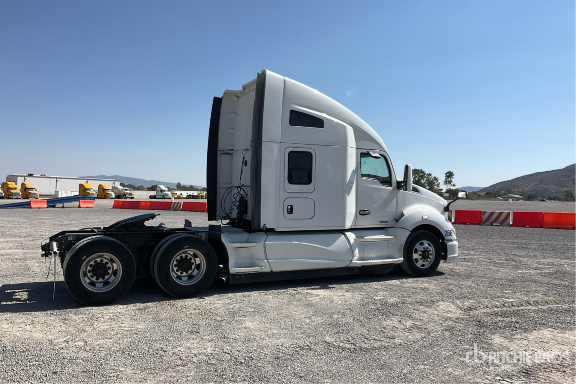 Aspect général with Image, coin arrière droit