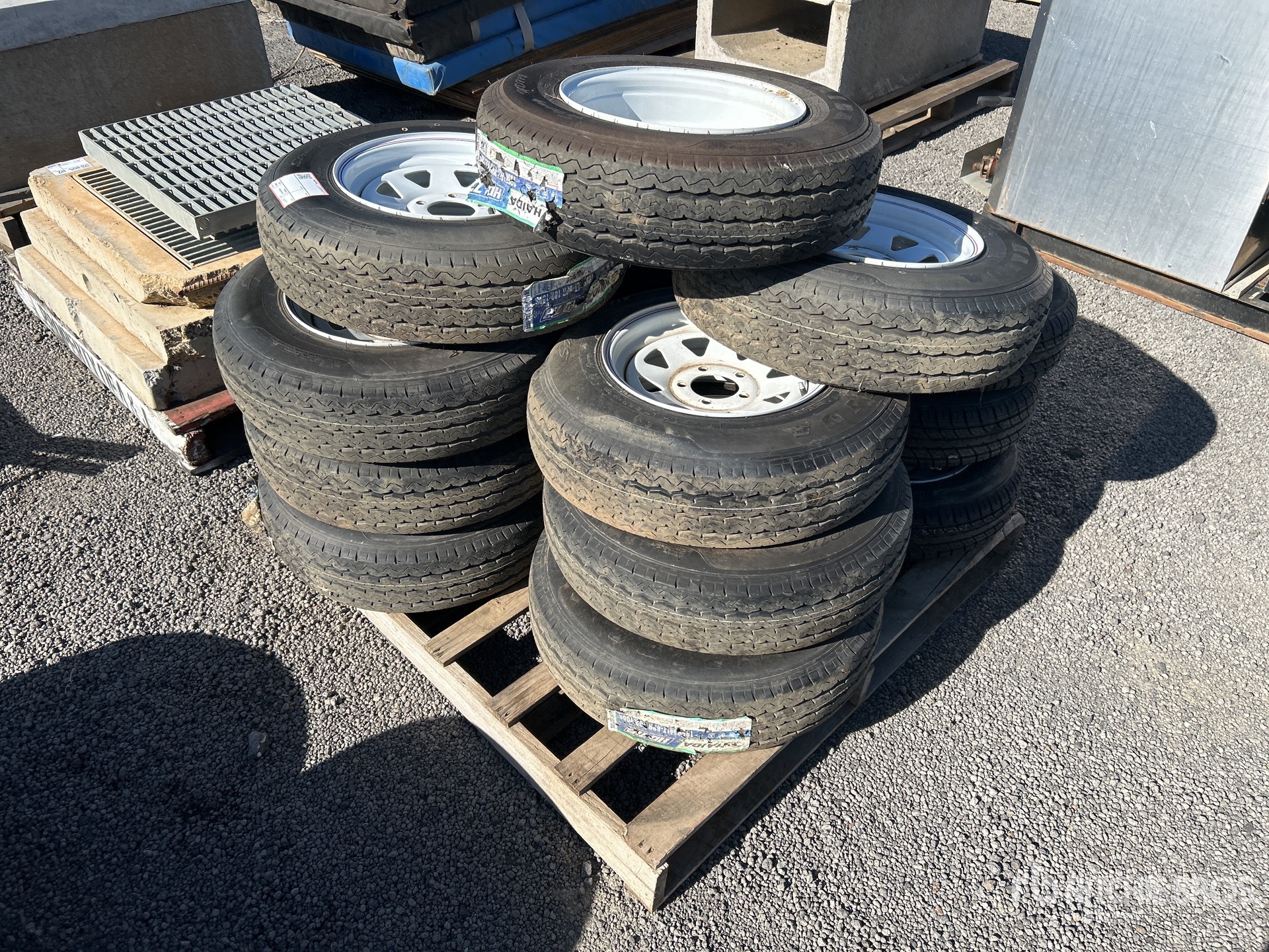 General Appearance with Bild, Ecke vorne rechts