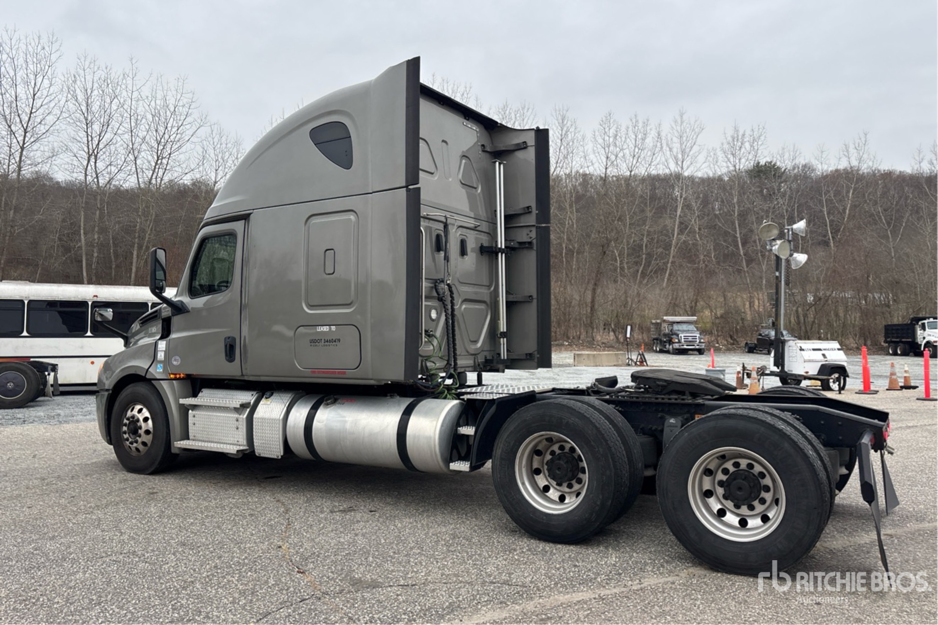 General Appearance with Foto, angolo posteriore sinistro