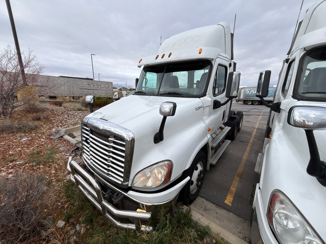 2015 Freightliner Cascadia 125 6x4 T/A Day Cab Truck Tractor (Inoperable)